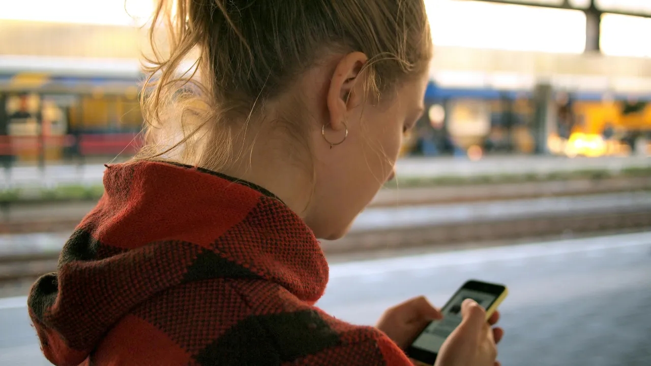 Śledzenie telefonu w podróży – ochrona czy naruszanie prywatności?