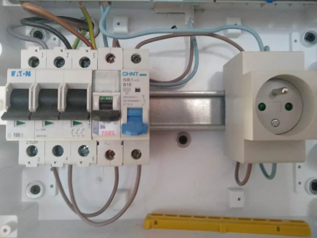 Podłączenie bezpiecznika: Góra czy dół? Kluczowe zasady